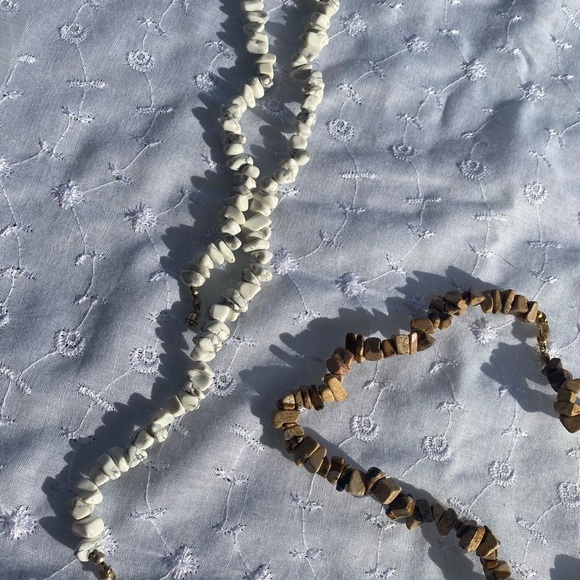 natural Howlite Chip twist-close necklace- 2 - Picture 7 of 8